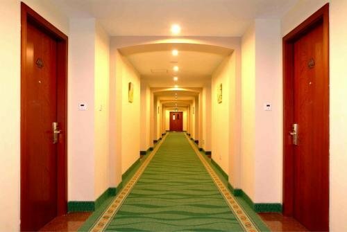 Гостиница GreenTree Inn Qinhuangdao Peace Avenue Express Hotel в Циньхуандао