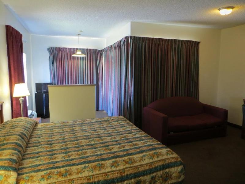 Фото Riverside Inn & Suites