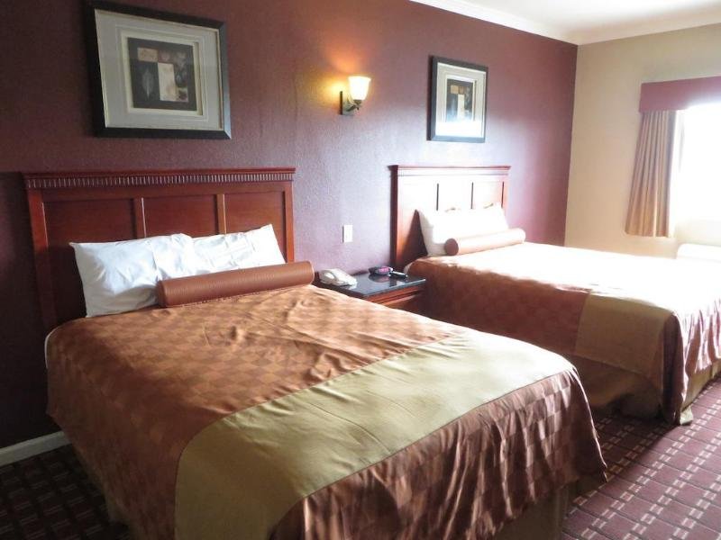 Фото Rodeway Inn & Suites Pasadena