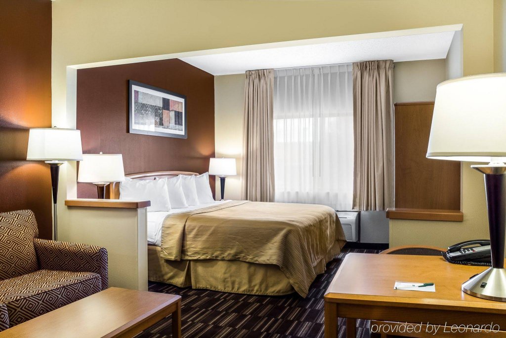 Фото Quality Suites Near West Acres