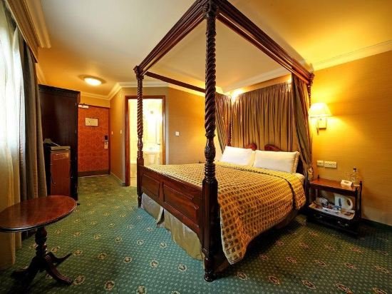 Фото The Royal Toby Hotel