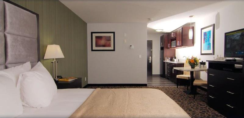 Фото Paradise Inn and Suites - Redwater