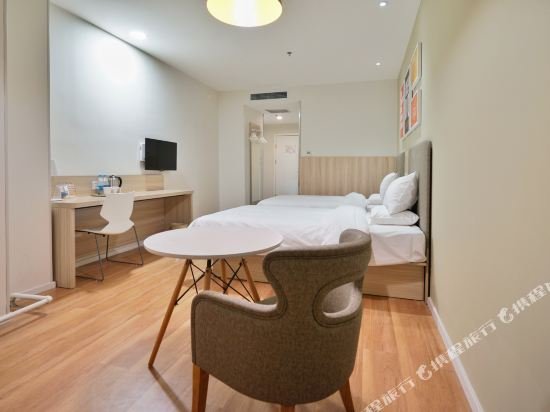 Фото Hanting Hotel Harbin Railway Station Square