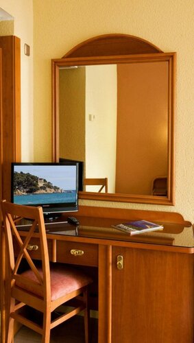 Внешний вид отеля Hotel Helios Lloret de Mar в Льорет-де-Маре, фото 5