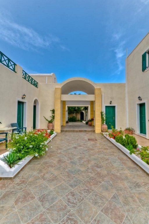 Фото Tristhenia Hotel