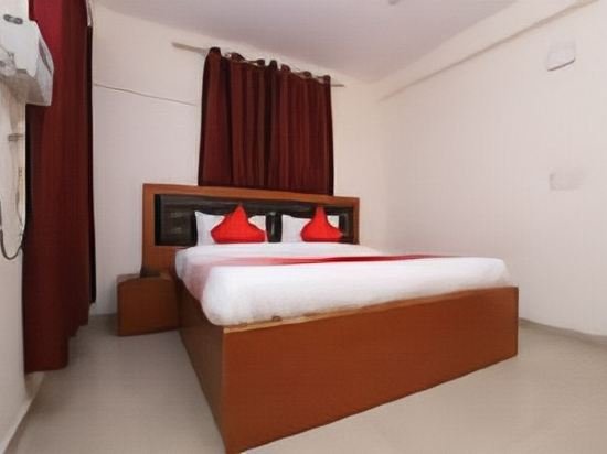 Фото Capital O 28393 Diamond Plaza