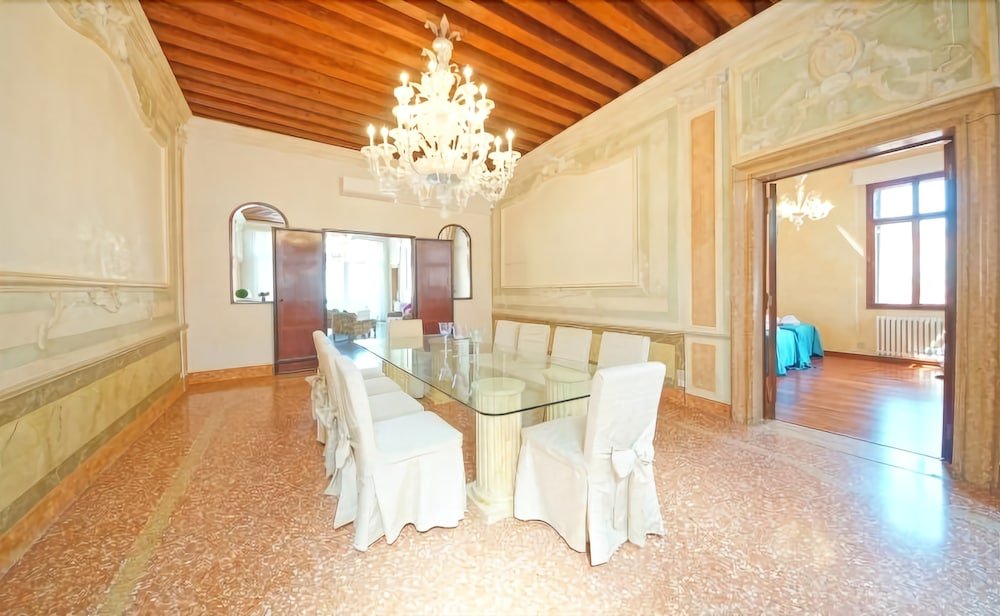 Фото Luxury Balcony Apartment