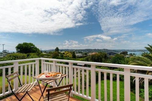 Гостиница Eight on Church Waiheke Accommodation
