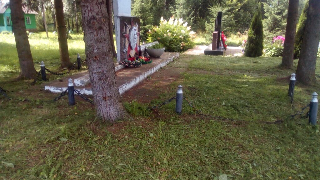 نصب تذكاري للحرب، مقبرة جماعية Обелиск в честь погибших односельчан ، مقاطعة سمولينسك، صورة
