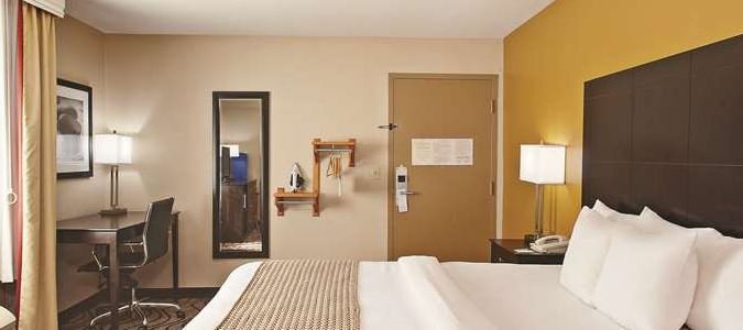 Фото La Quinta Inn & Suites by Wyndham Carlsbad - Legoland Area