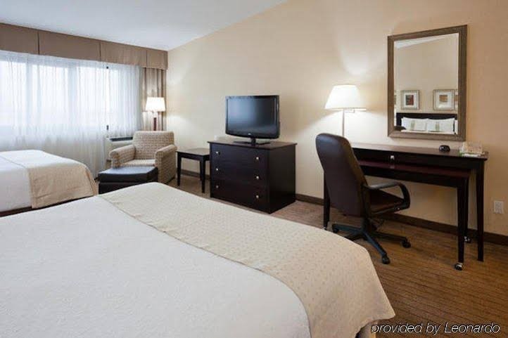 Фото Holiday Inn Toronto Airport East