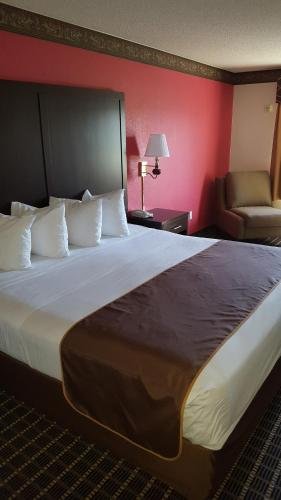 Фото Ramada Limited Redding