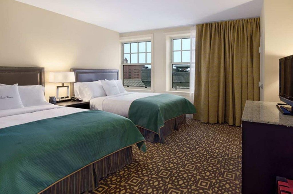Фото Doubletree Suites by Hilton Detroit Downtown - Fort Shelby