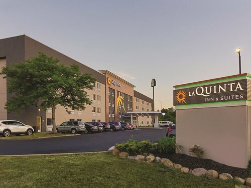 Гостиница La Quinta Inn & Suites Cleveland - Airport North в Кливленде