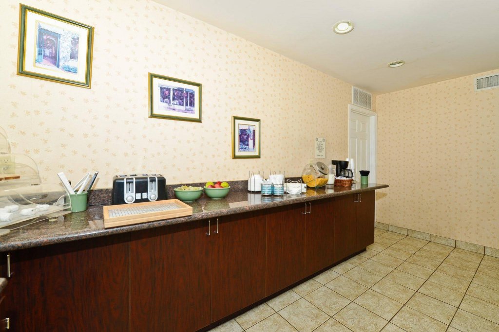 Фото Days Inn by Wyndham Indio
