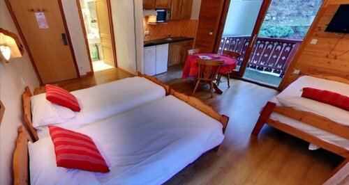 Гостиница Hôtel Les Chalets в Брид-ле-Бене