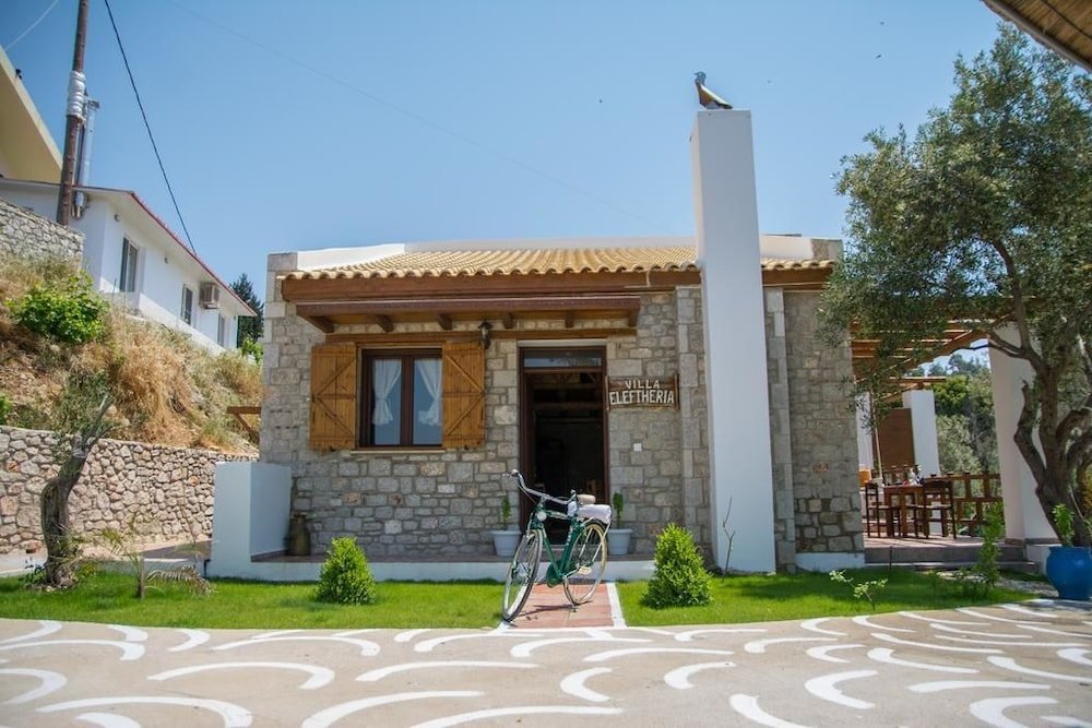 Фото To Stolidi tis Psinthou