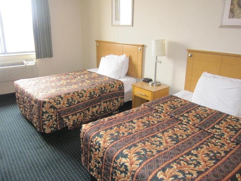 Фото Knights Inn Jamaica