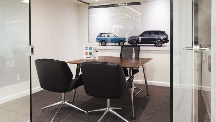 Car dealership Stratstone Jaguar Mayfair, London, photo