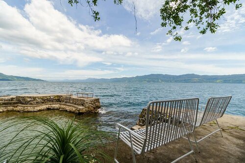 Гостиница RedDoorz @ Tuktuk Danau Toba