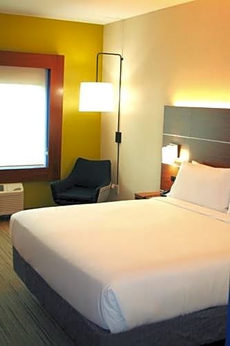 Фото Holiday Inn Express Hotel & Suites Marina - State Beach Area, an Ihg Hotel