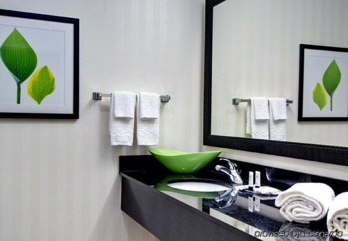 Фото Courtyard Madison East