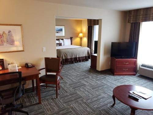 Фото Wingate by Wyndham Edmonton West