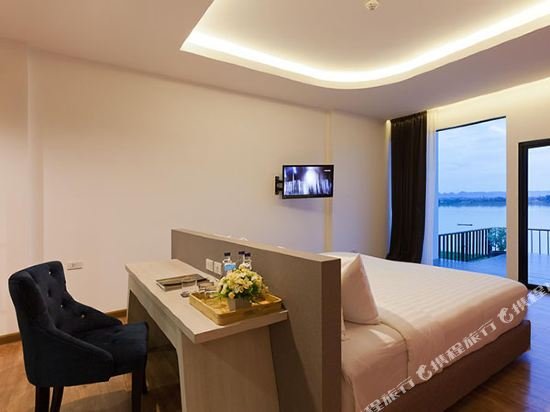 Фото The River Hotel