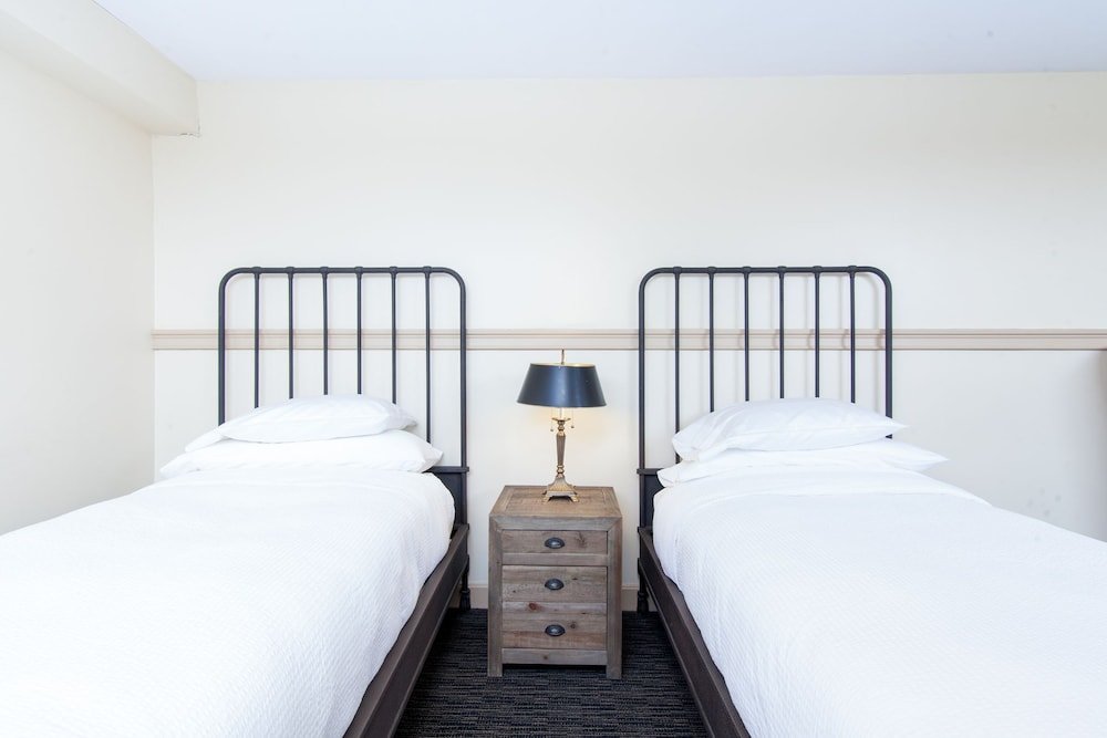 Фото Garrison Inn Boutique Hotel