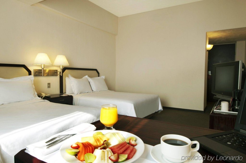 Фото Fiesta Inn Tlalnepantla