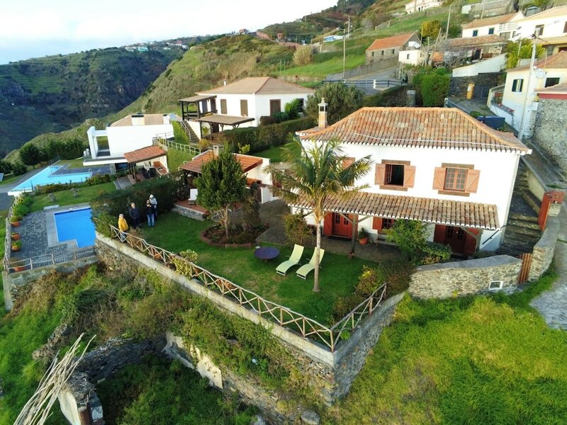 Жильё посуточно House With 2 Bedrooms in Fajã da Ovelha, With Wonderful sea View, Terrace and Wifi Near the Beach в Кальете