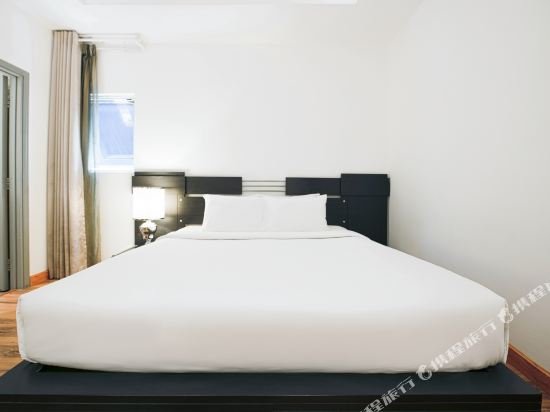 Фото A&em - The Petit Hotel