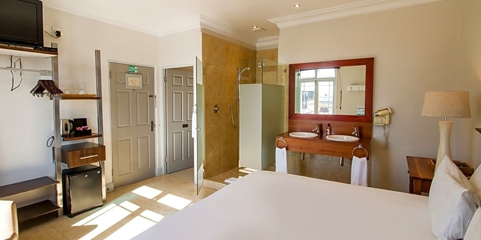 Фото The Charles Cafe & Rooms