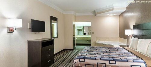 Гостиница Red Roof Inn & Suites Houston - Humble/IAH Airport