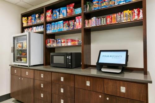 Фото Four Points by Sheraton Raleigh Arena