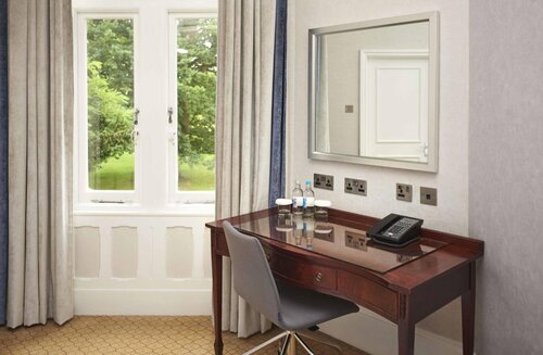 Гостиница DoubleTree by Hilton St. Anne's Manor в Графстве Беркшир