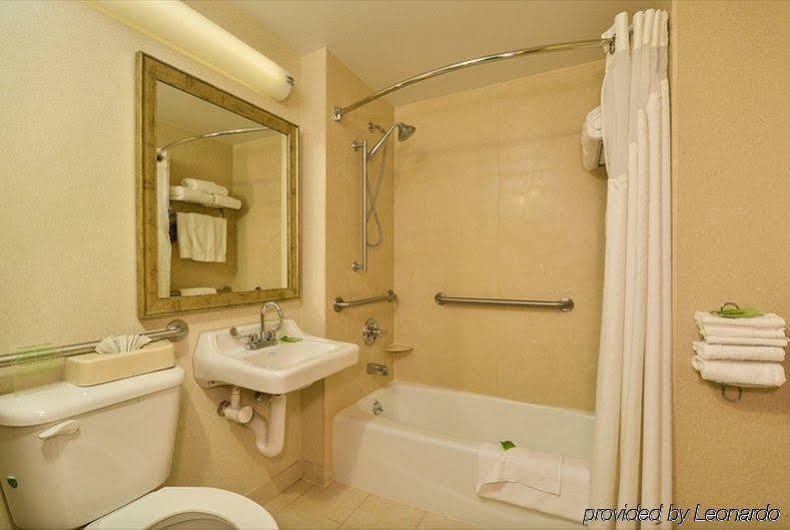 Фото Holiday Inn Express Staten Island West