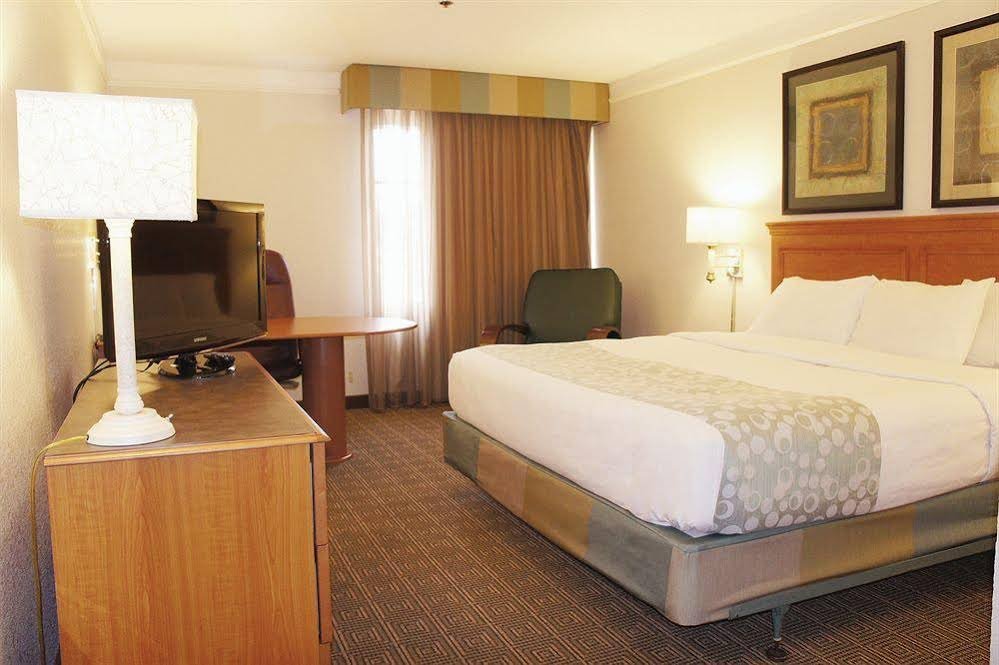 Фото La Quinta Inn & Suites by Wyndham Oklahoma City Airport