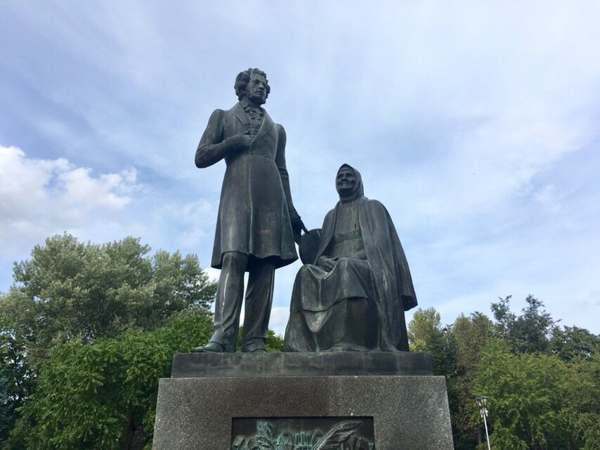 Памятник, мемориал А. С. Пушкин и Арина Родионовна, Псков, фото