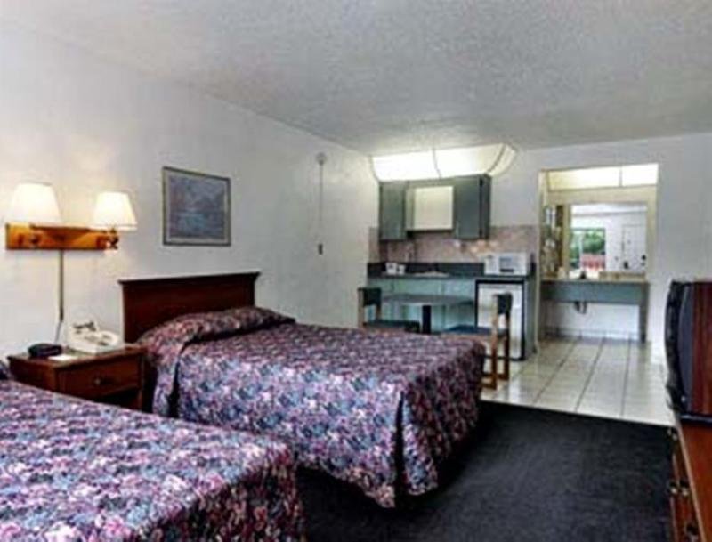 Фото Days Inn by Wyndham Clearwater/Gulf to Bay