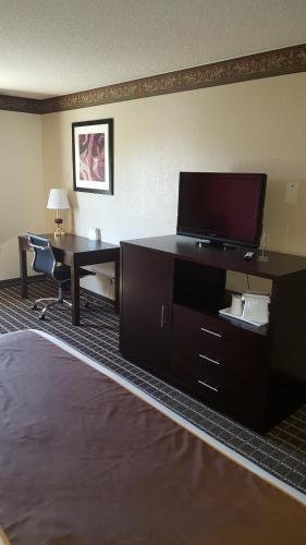 Фото Ramada Limited Redding