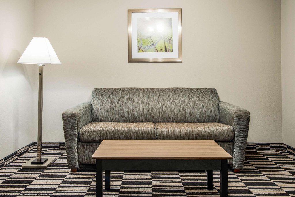 Фото Quality Suites Downtown Convention Center