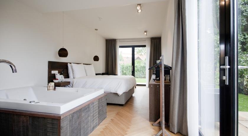 Фото Van Heeckeren Hotel