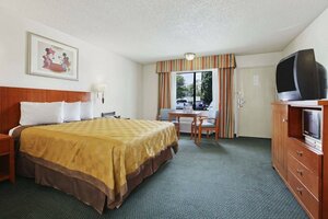 Гостиница Travelodge Inn & Suites by Wyndham Anaheim on Disneyland Dr в Анахайме