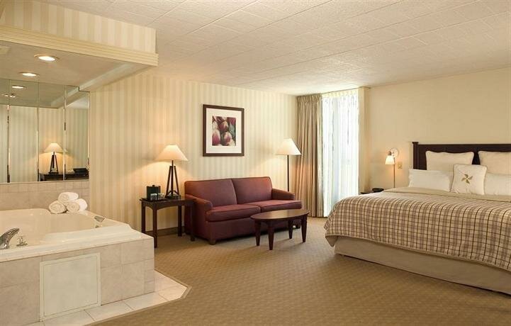 Гостиница Ramada by Wyndham Greensburg Hotel & Conference Center