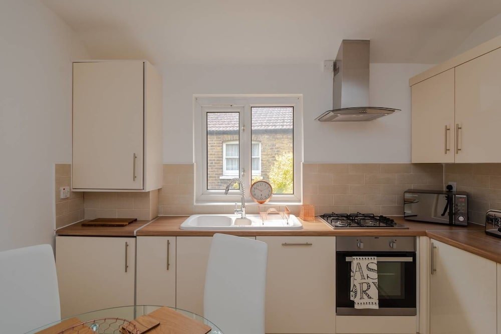 Фото Bright 2 Bedroom Flat Easy Access to London Bridge