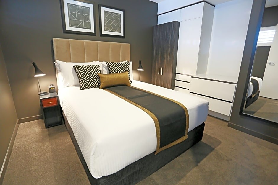 Фото Alex Perry Hotel & Apartments
