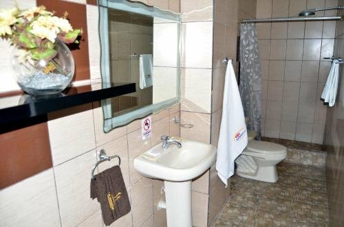 Гостиница La Habana Hotel Restaurant в Лоха