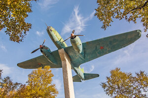 Самолёт Ил-4, установленный в честь авиаторов-североморцев, сражавшихся против фашистских захватчиков (Murmansk Region, Severomorsk), monument to technology