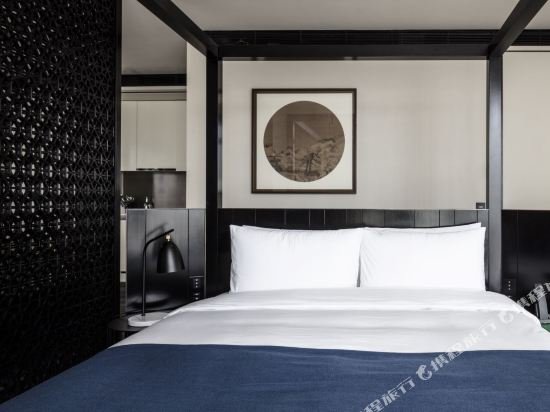 Фото The Middle House